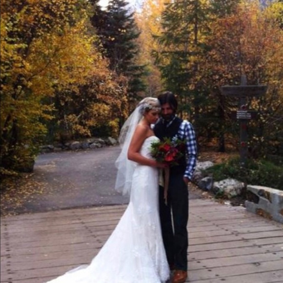 Michelle Roth custom “Diana” wedding gown from Kleinfeld, Manhattan. Size 4 - Picture 5 of 6